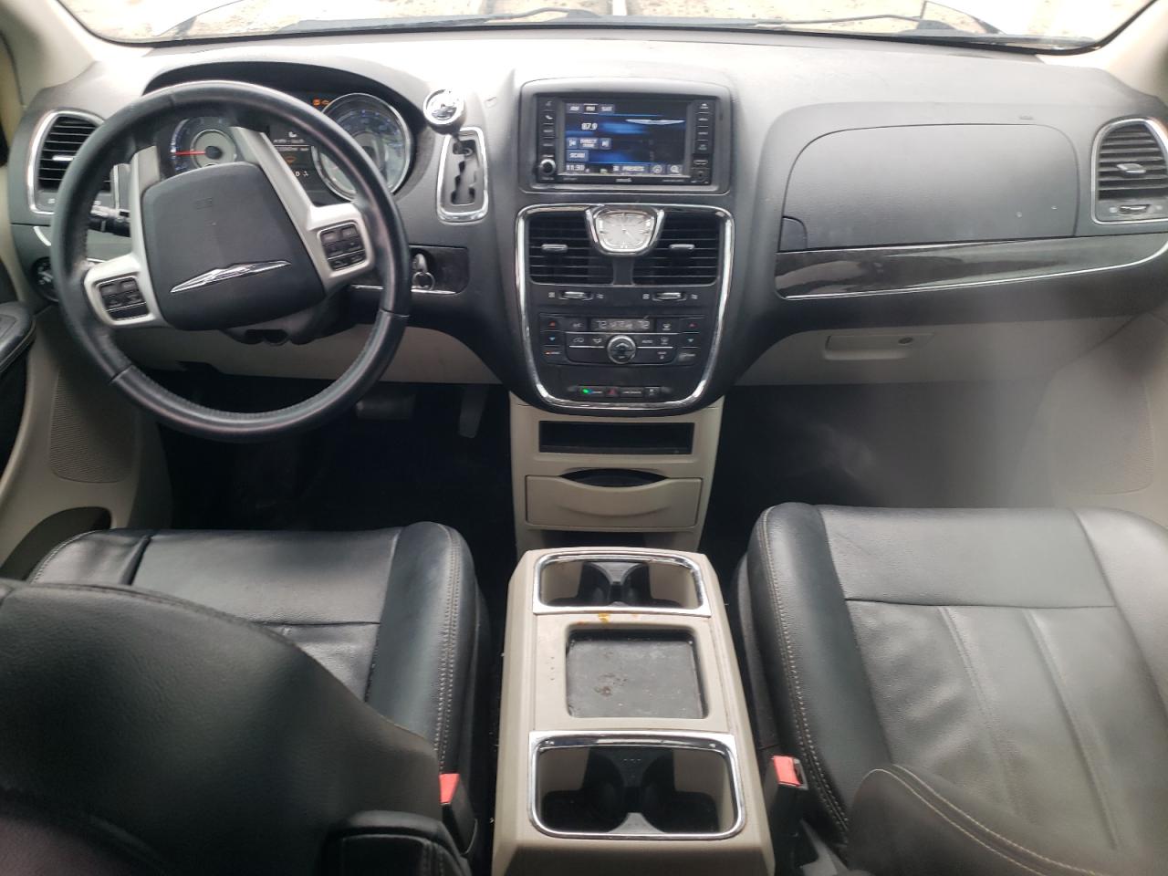 2014 Chrysler Town & Country - Image 8
