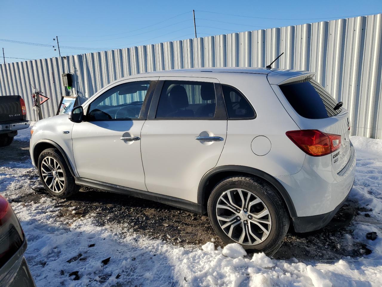 2016 Mitsubishi Outlander - Image 2
