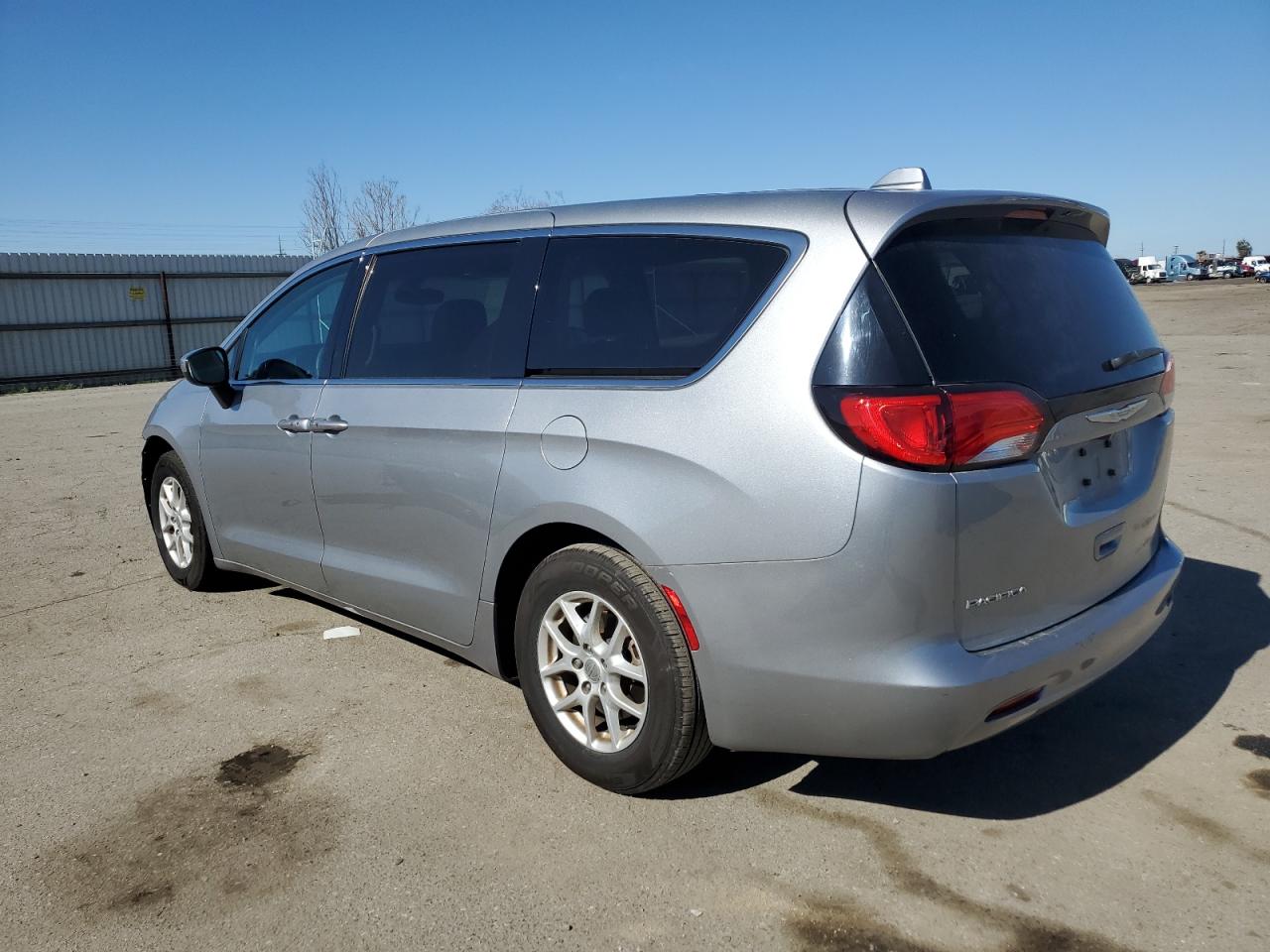 2017 Chrysler Pacifica - Image 2