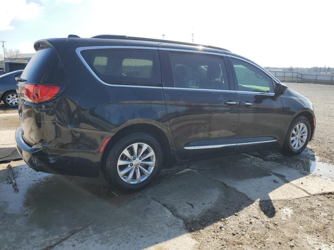 2017 Chrysler Pacifica - Image 3