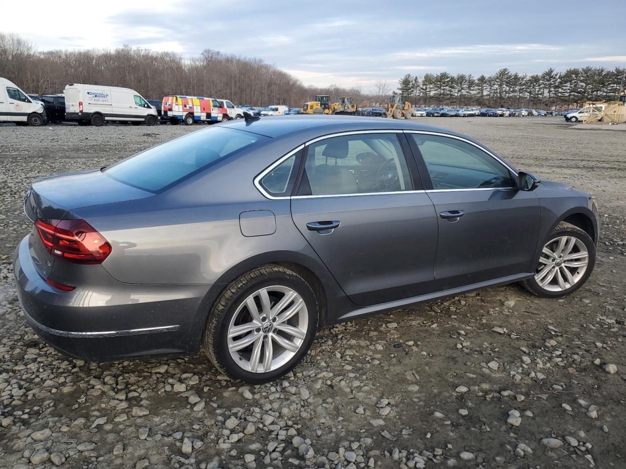 2018 Volkswagen Passat - Image 3