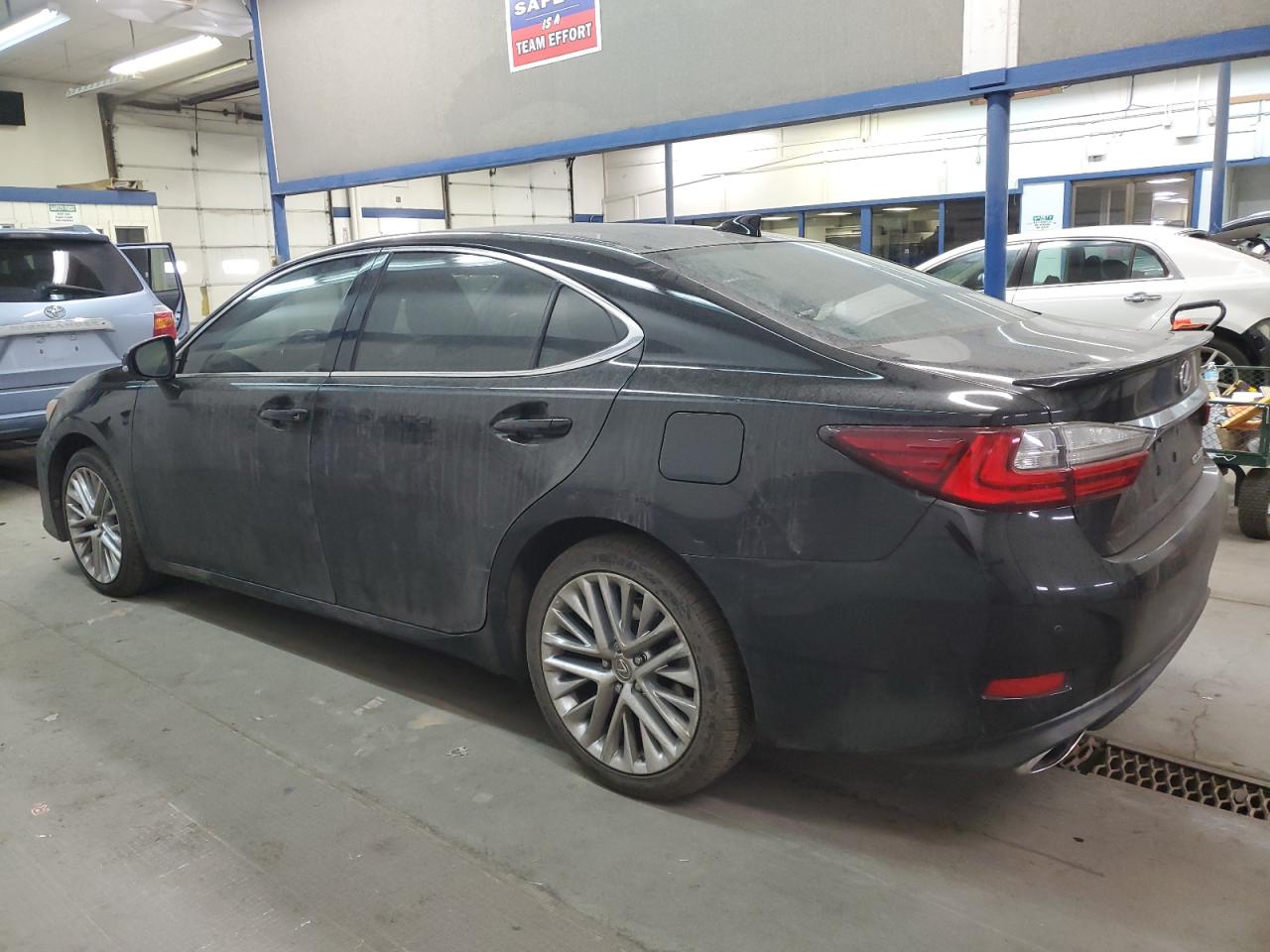 2016 Lexus ES - Image 2