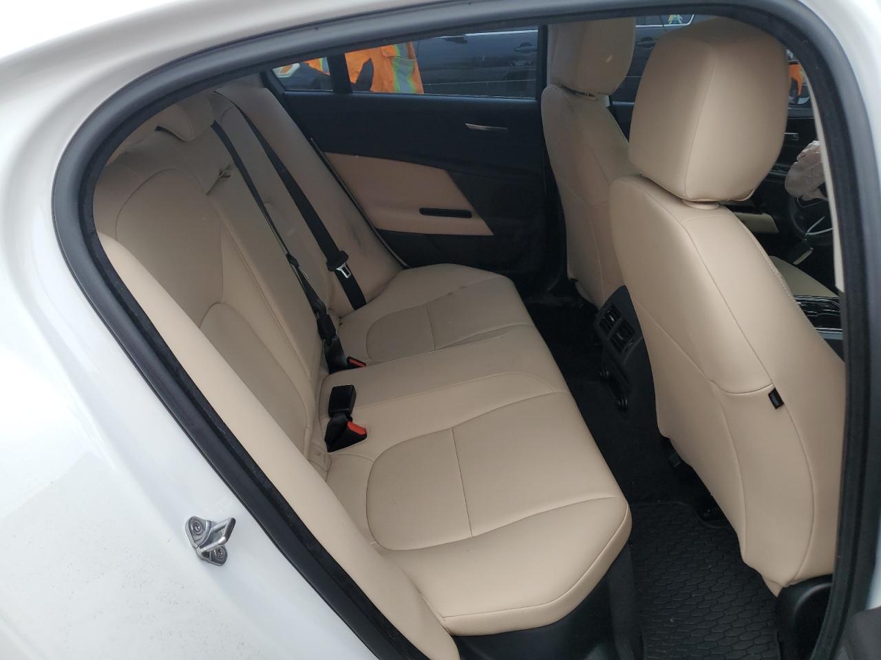 2017 Jaguar XE - Image 10