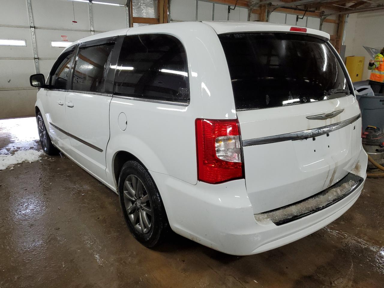 2015 Chrysler Town & Country - Image 2