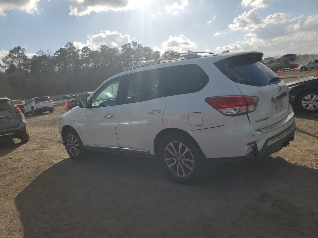 2014 Nissan Pathfinder - Image 2
