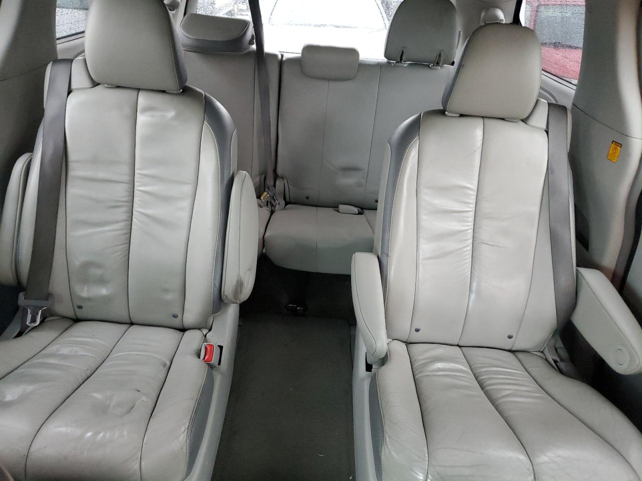 2011 Toyota Sienna - Image 10