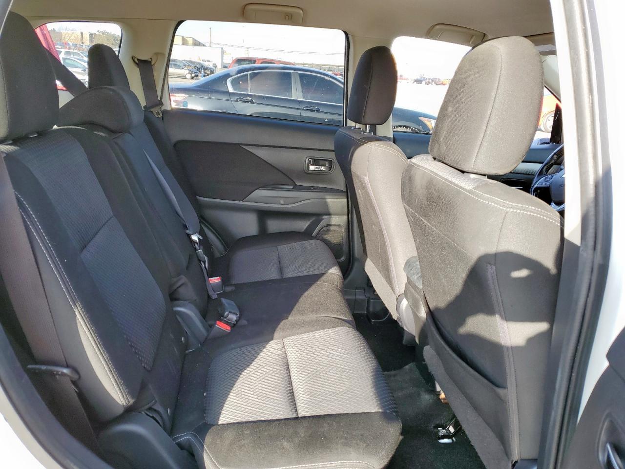 2016 Mitsubishi Outlander - Image 11