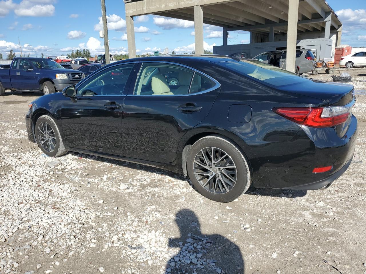 2017 Lexus ES - Image 2