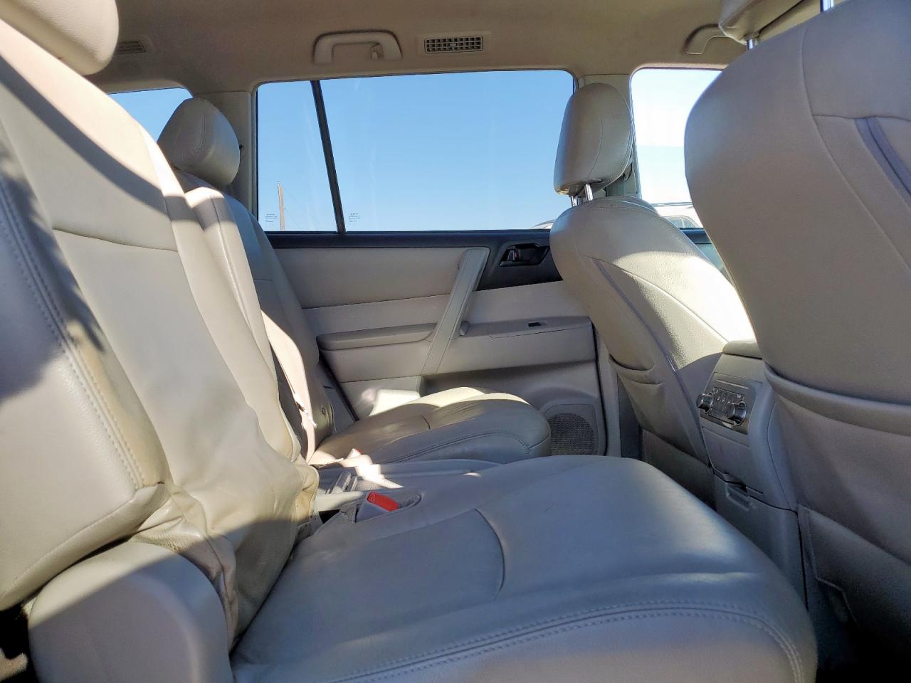 2011 Toyota Highlander - Image 10