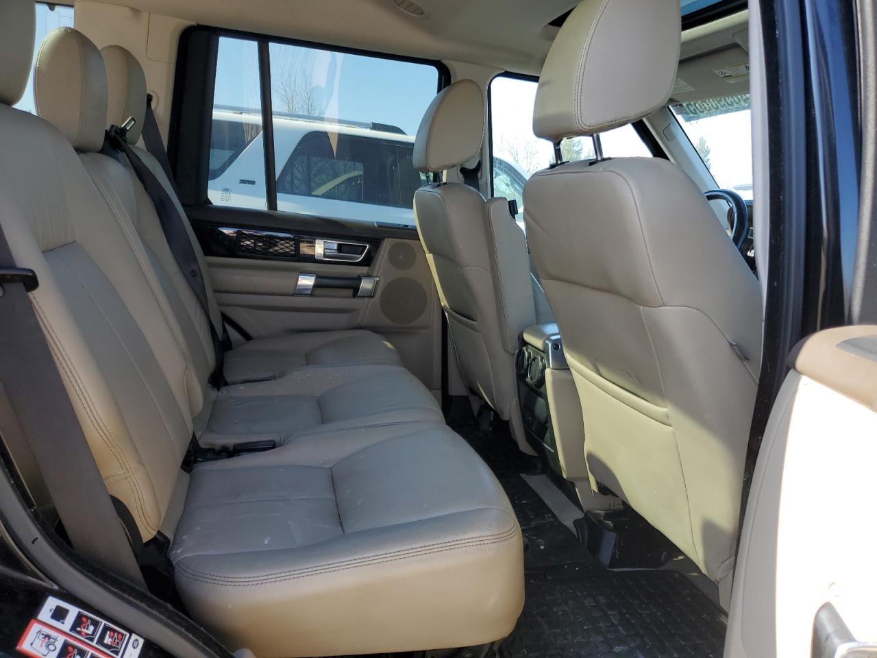 2015 Land Rover LR4 - Image 11