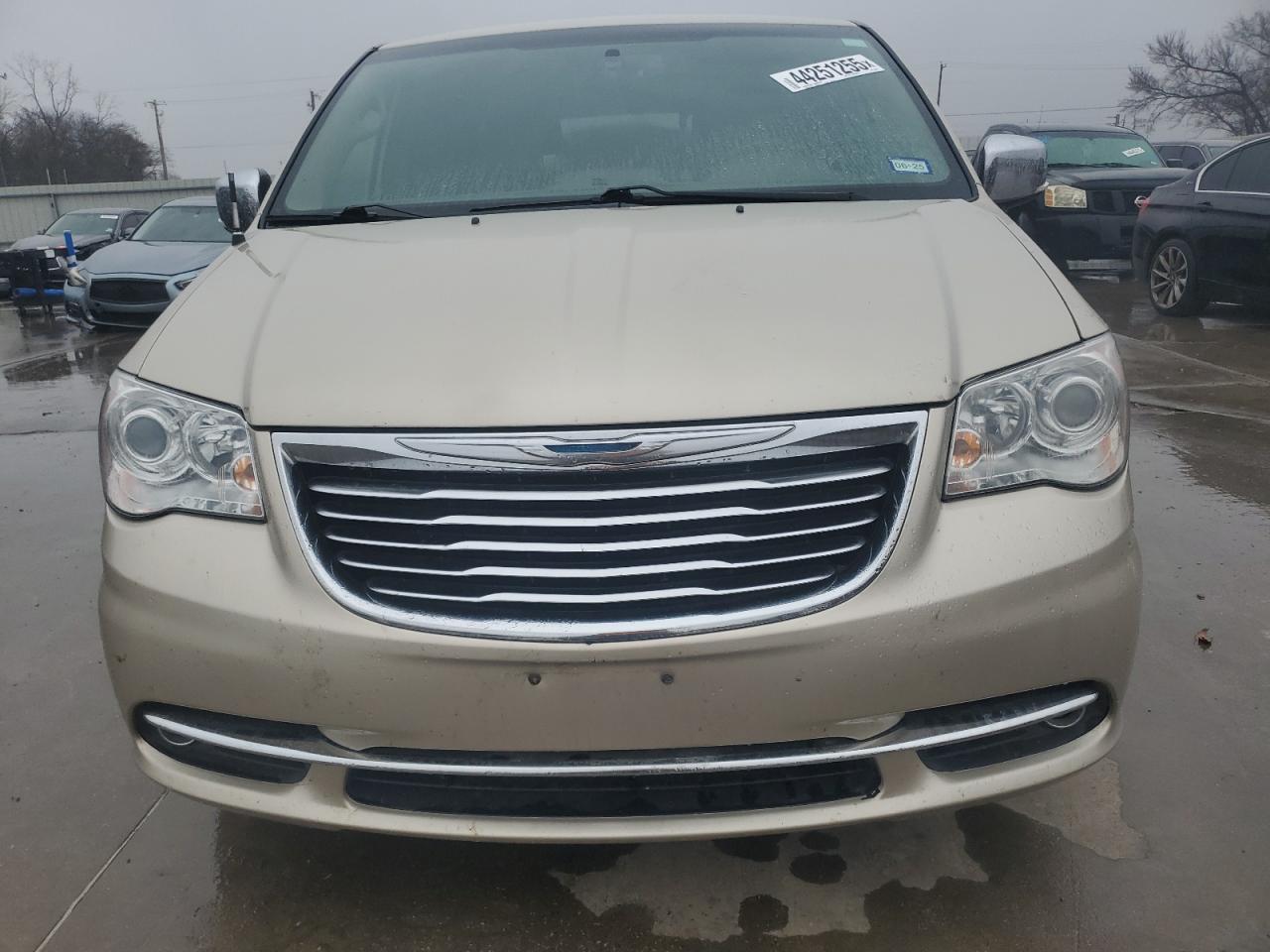 2016 Chrysler Town & Country - Image 5