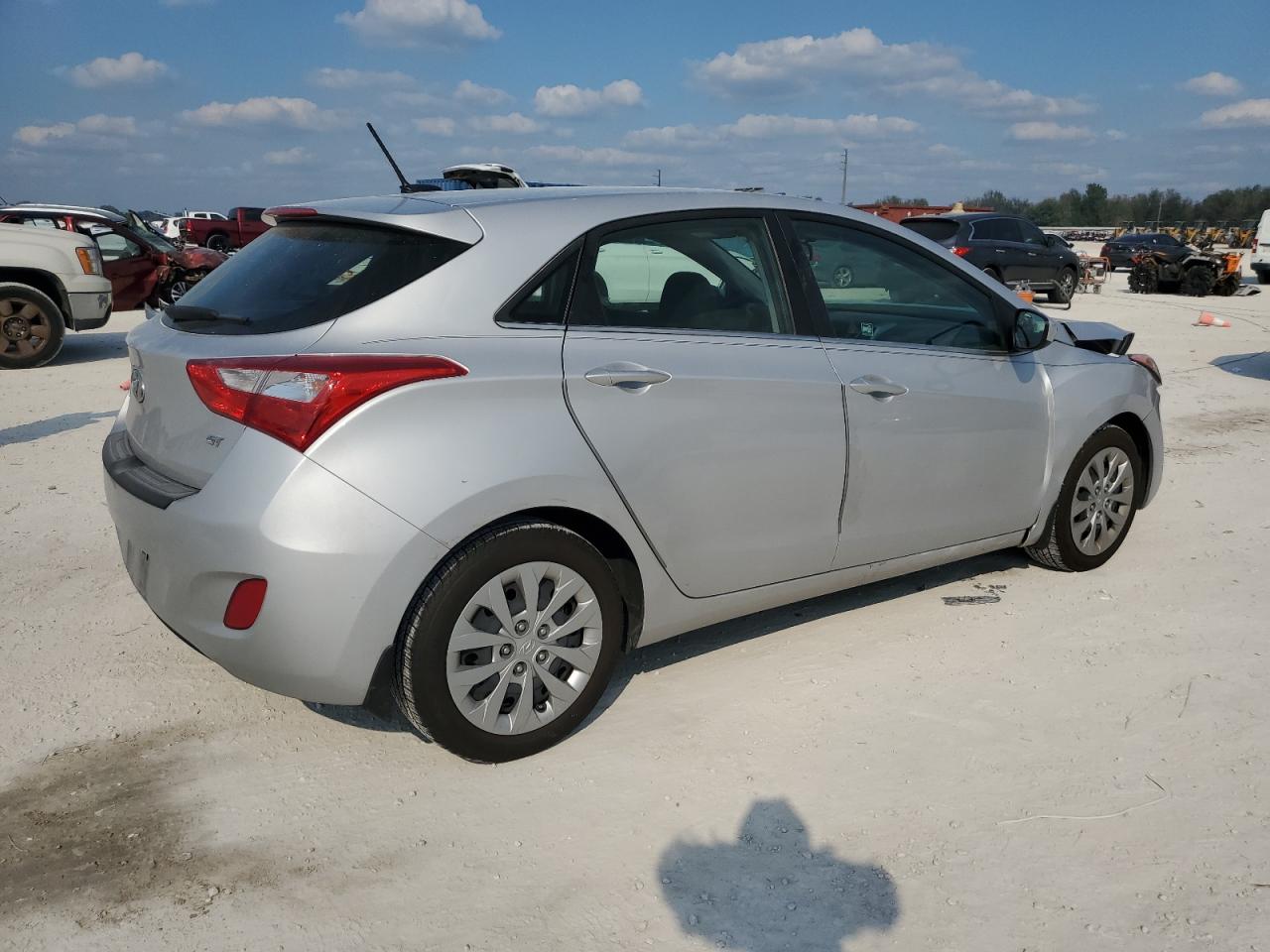 2016 Hyundai Elantra - Image 3