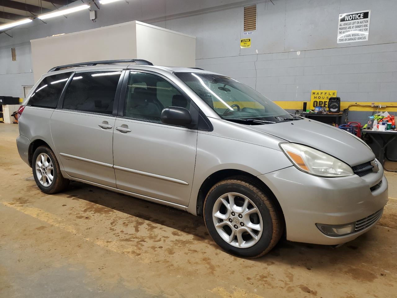 2004 Toyota Sienna - Image 4