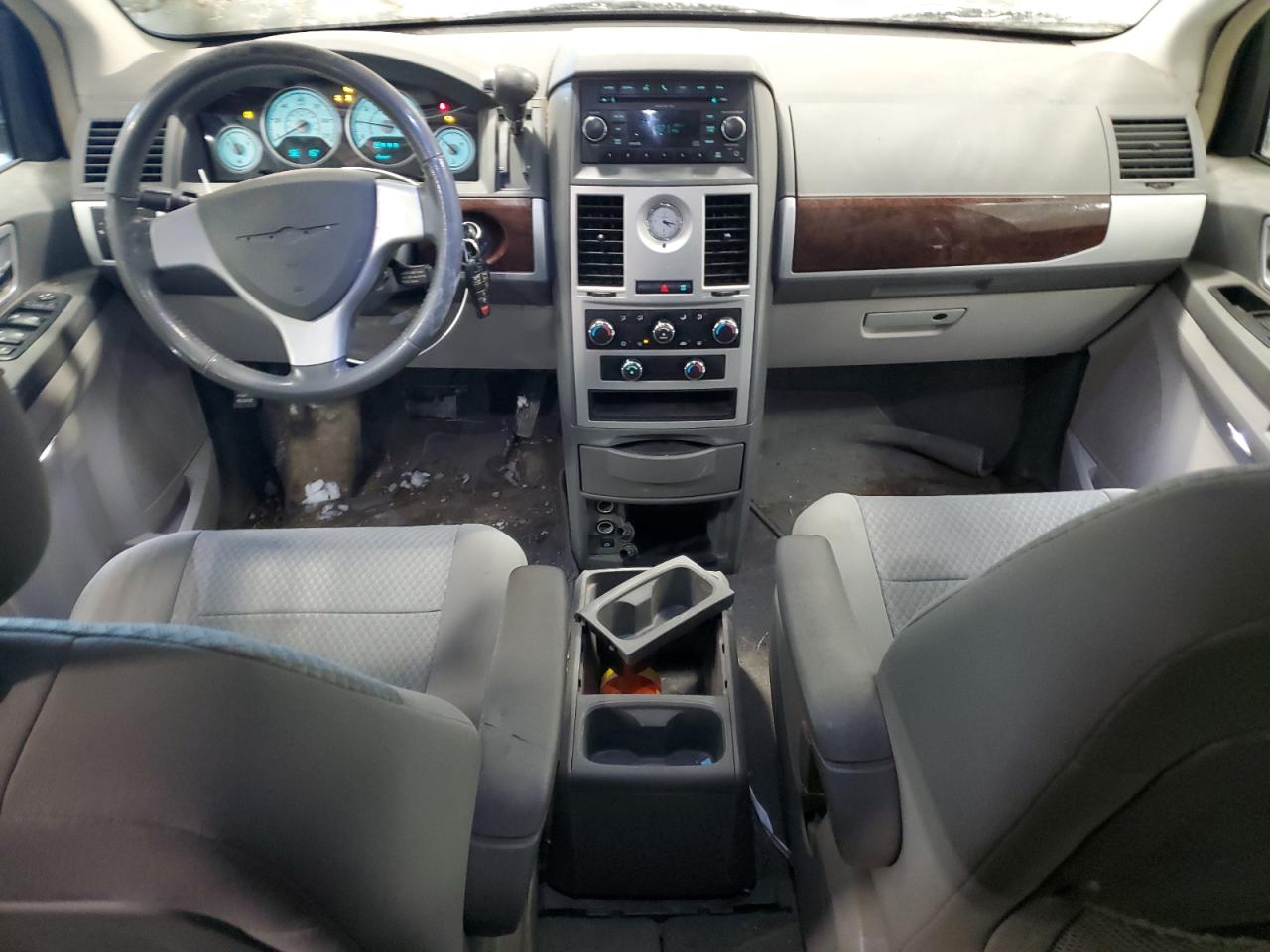 2010 Chrysler Town & Country - Image 8