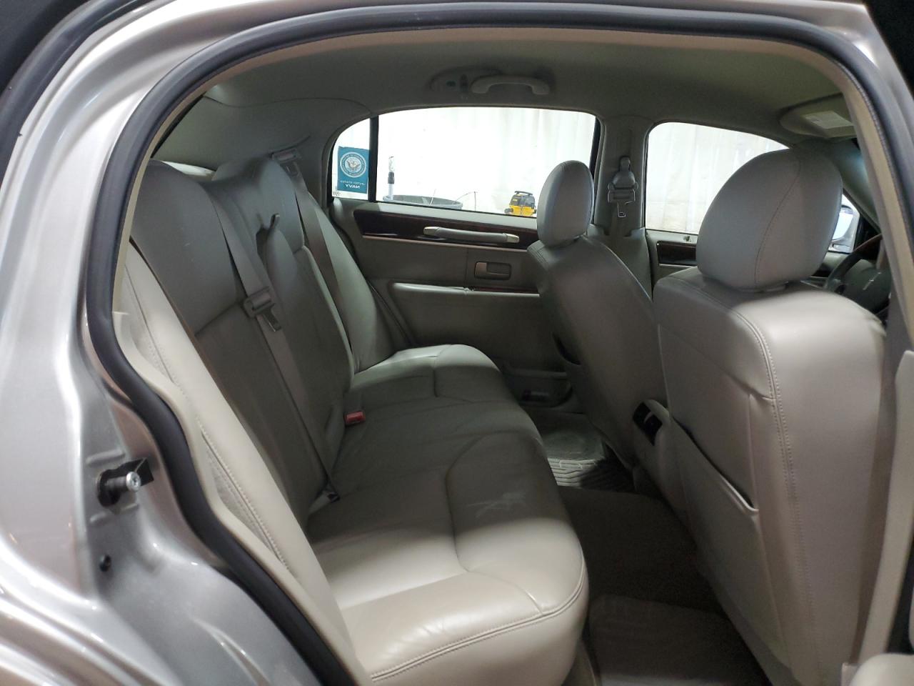2008 Lincoln Town Car - Image 10
