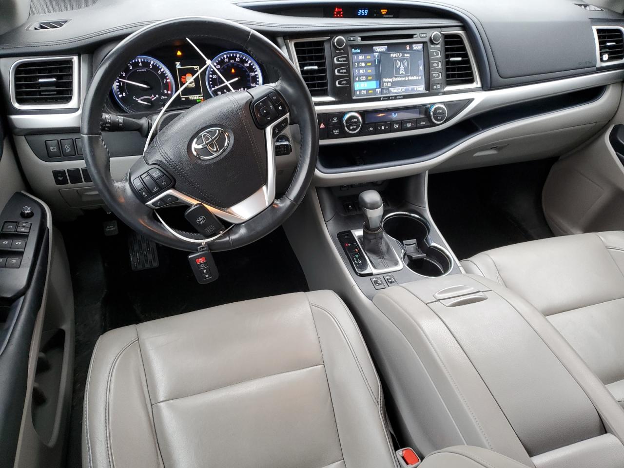 2017 Toyota Highlander - Image 8