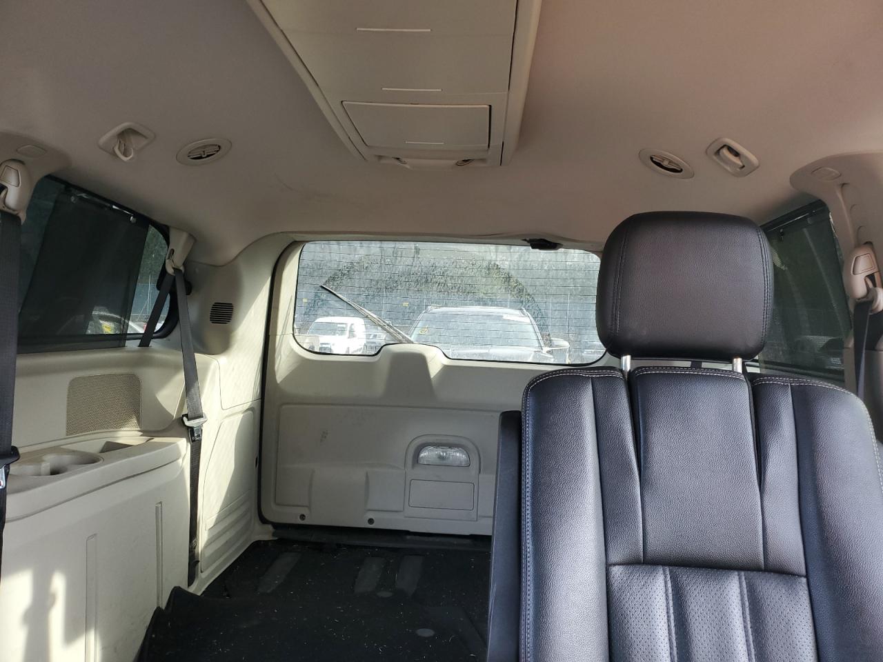 2015 Chrysler Town & Country - Image 10