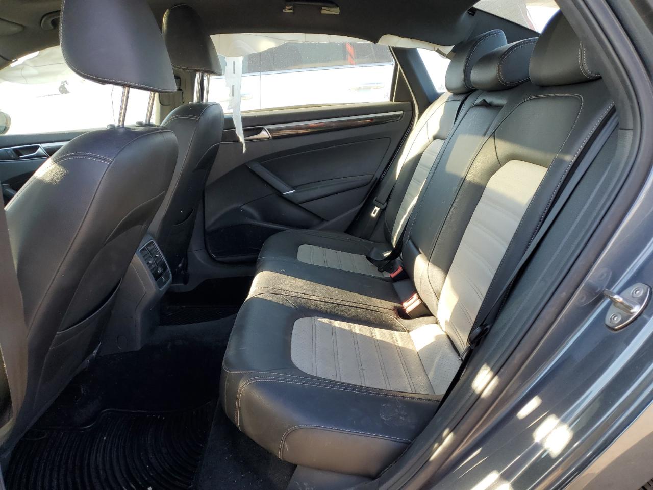 2018 Volkswagen Passat - Image 10