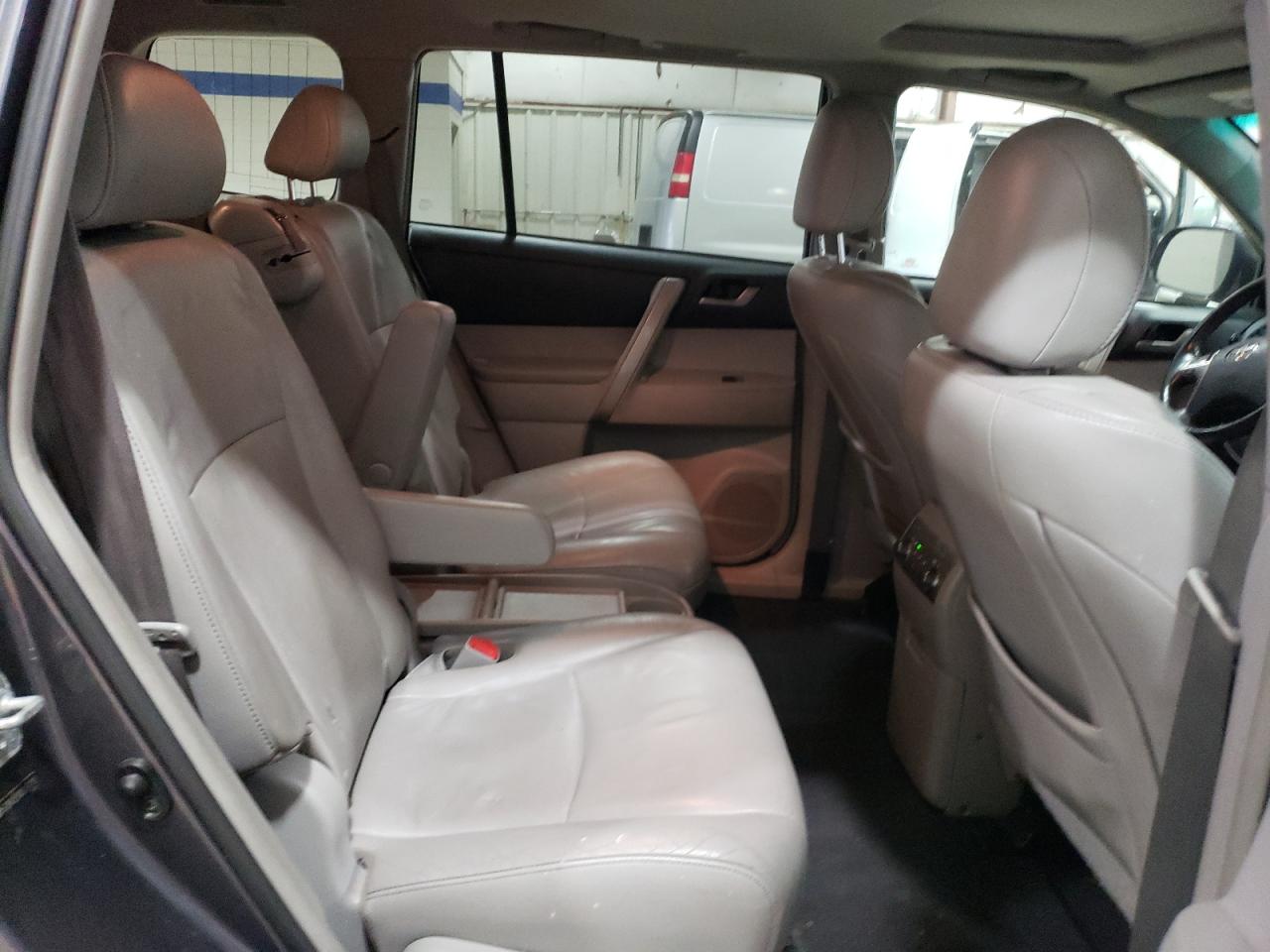 2013 Toyota Highlander - Image 11