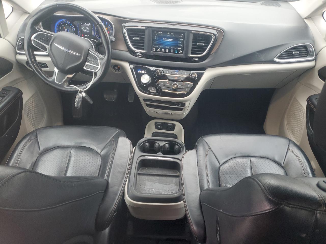 2019 Chrysler Pacifica - Image 8
