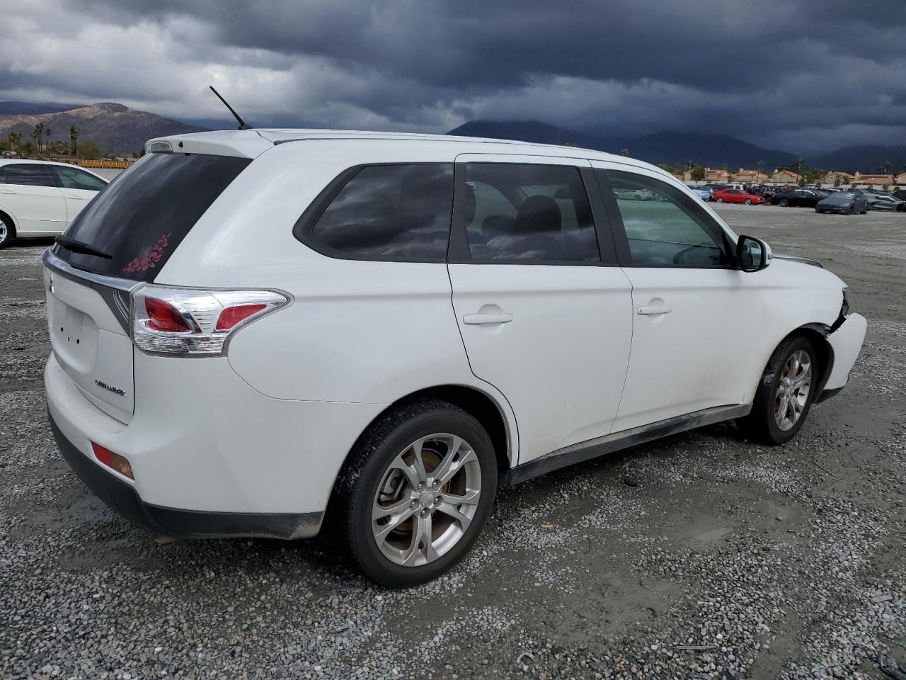2014 Mitsubishi Outlander - Image 3