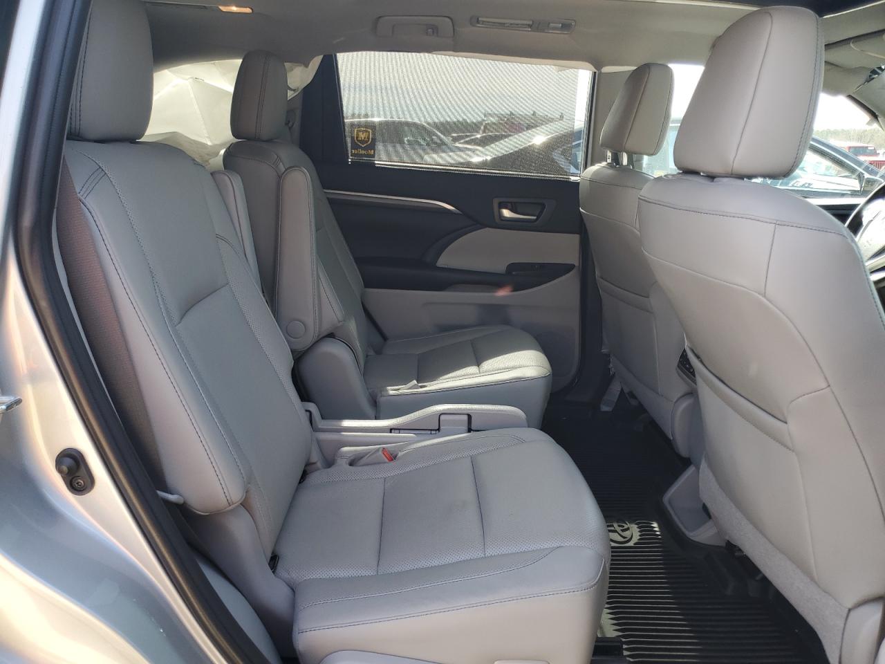 2019 Toyota Highlander - Image 11