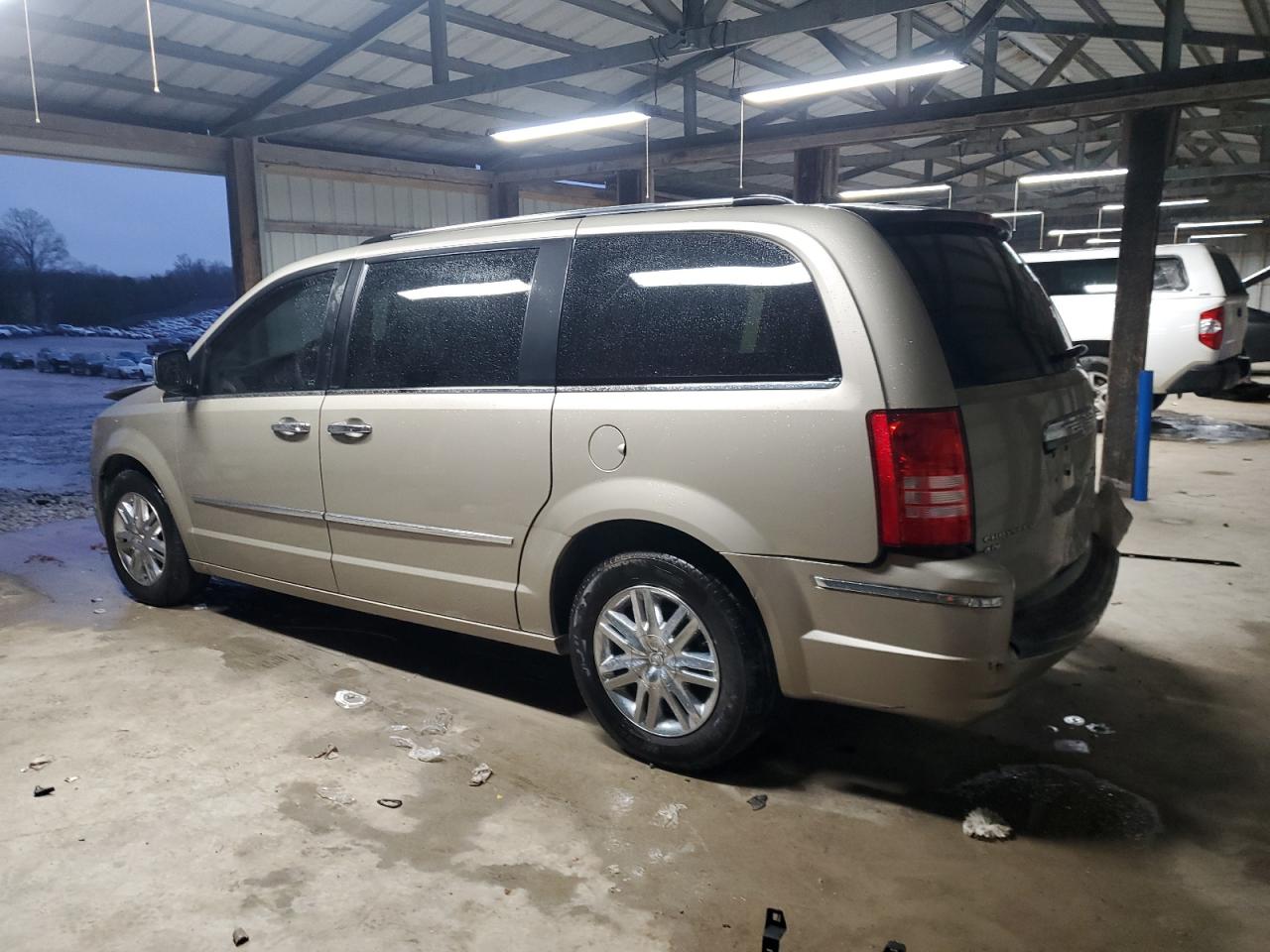 2009 Chrysler Town & Country - Image 2