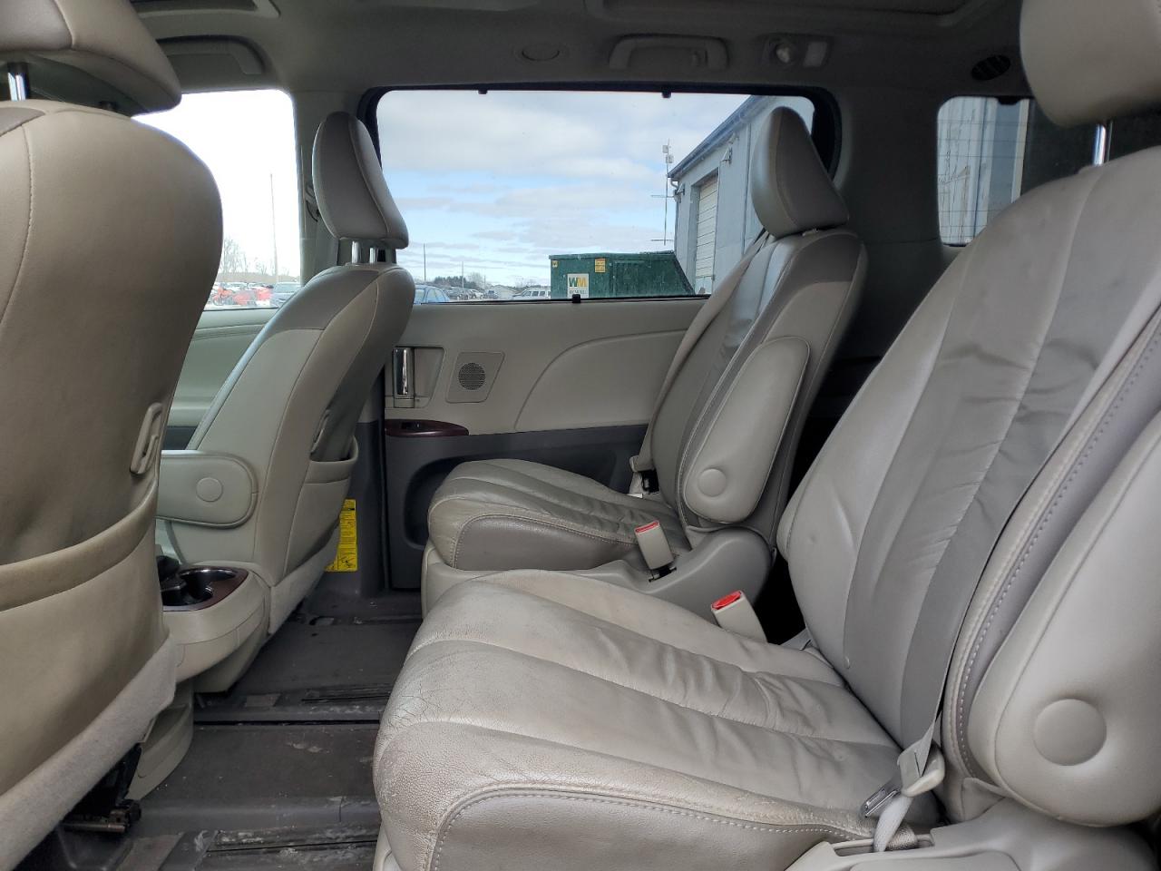 2011 Toyota Sienna - Image 11