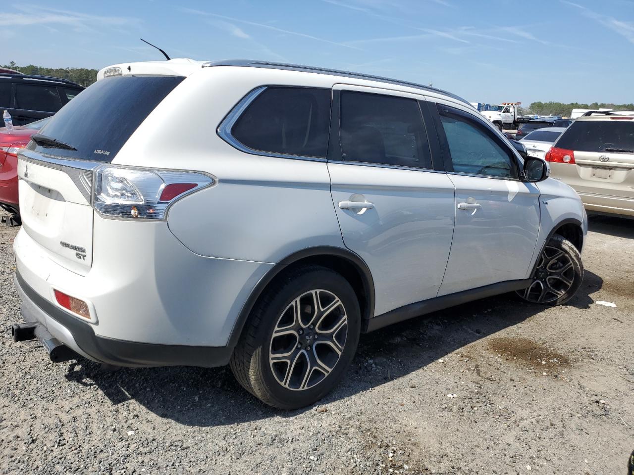 2015 Mitsubishi Outlander - Image 3