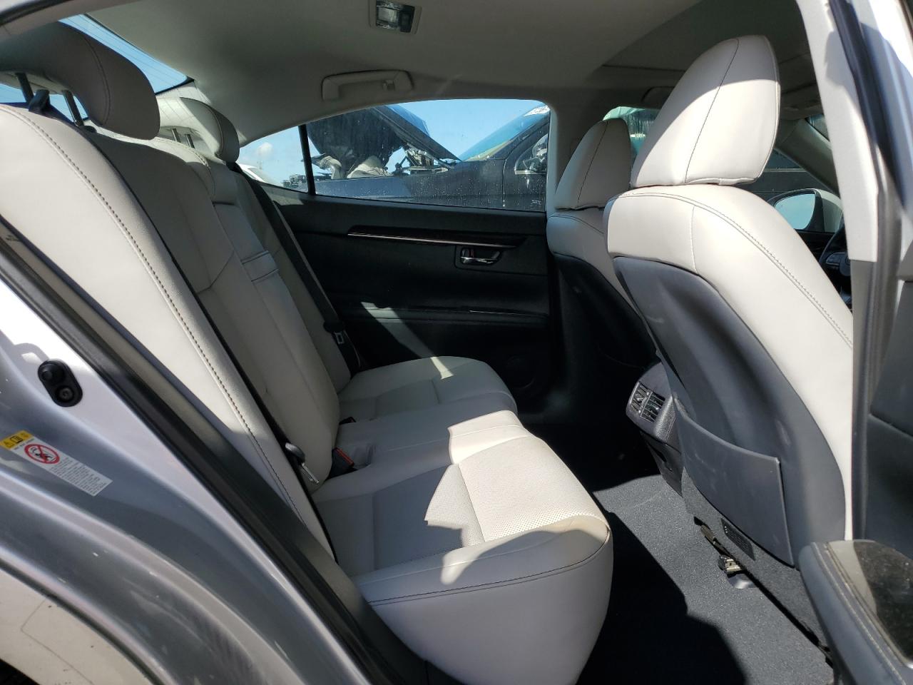 2017 Lexus ES - Image 10