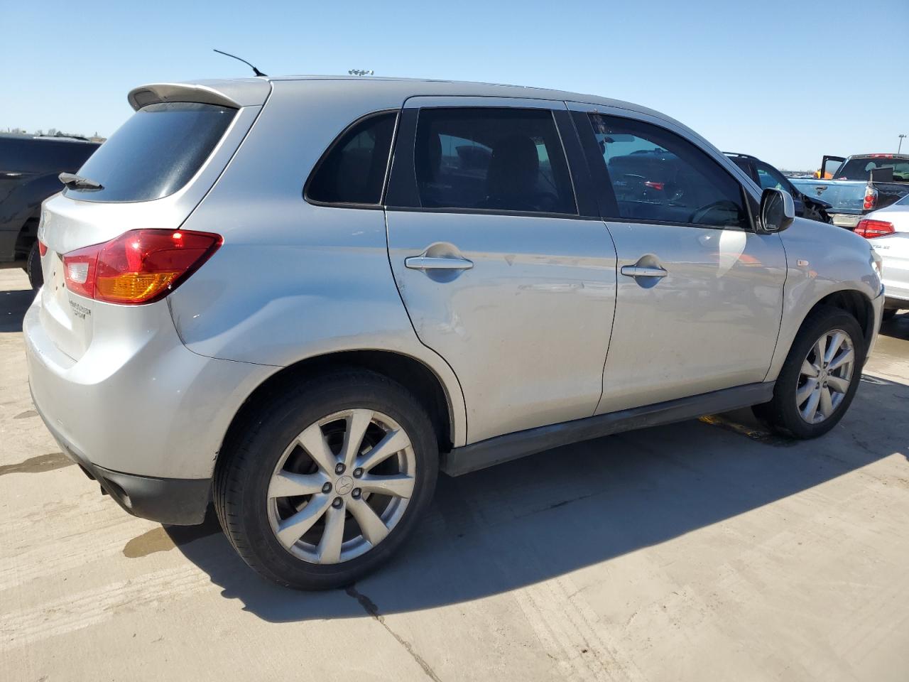 2014 Mitsubishi Outlander - Image 3