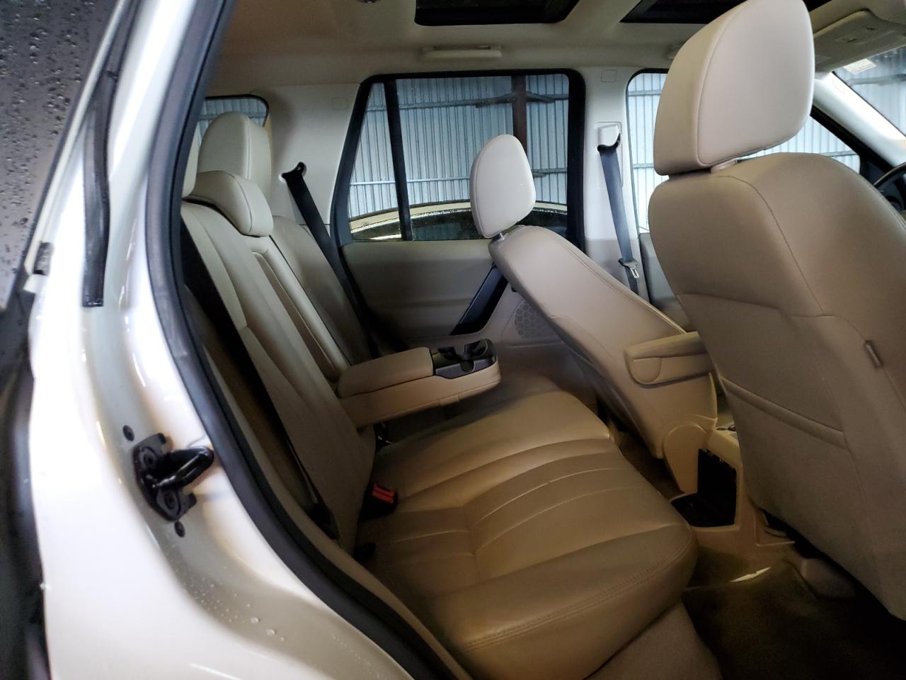 2011 Land Rover LR2 - Image 11