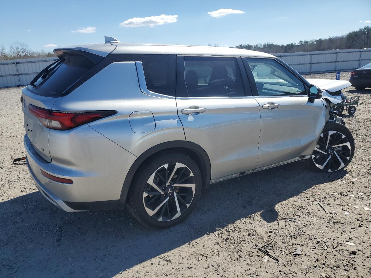 2024 Mitsubishi Outlander - Image 3