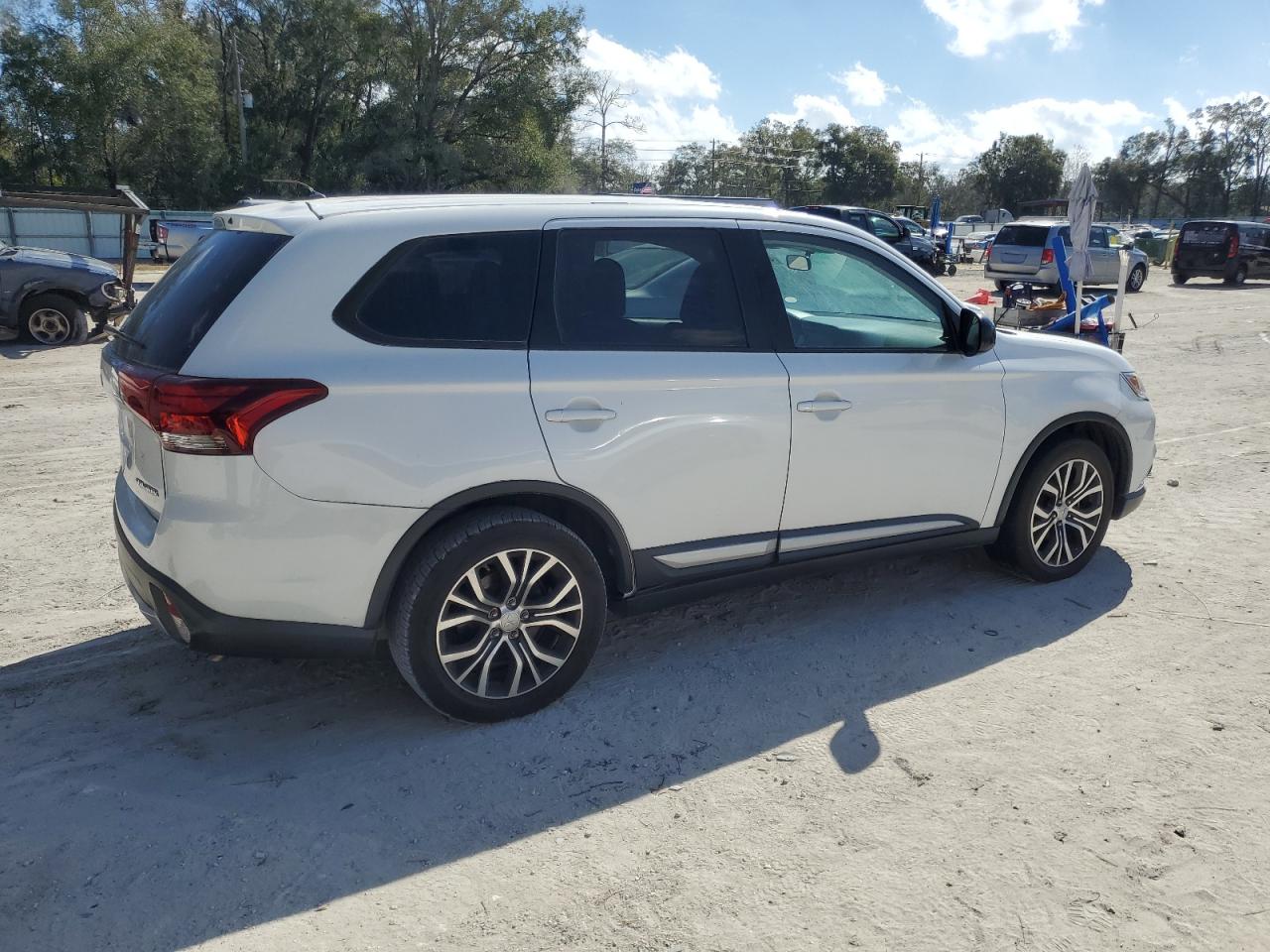 2016 Mitsubishi Outlander - Image 3