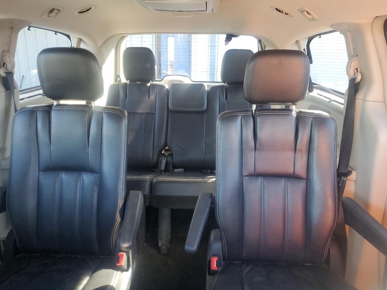 2012 Chrysler Town & Country - Image 10