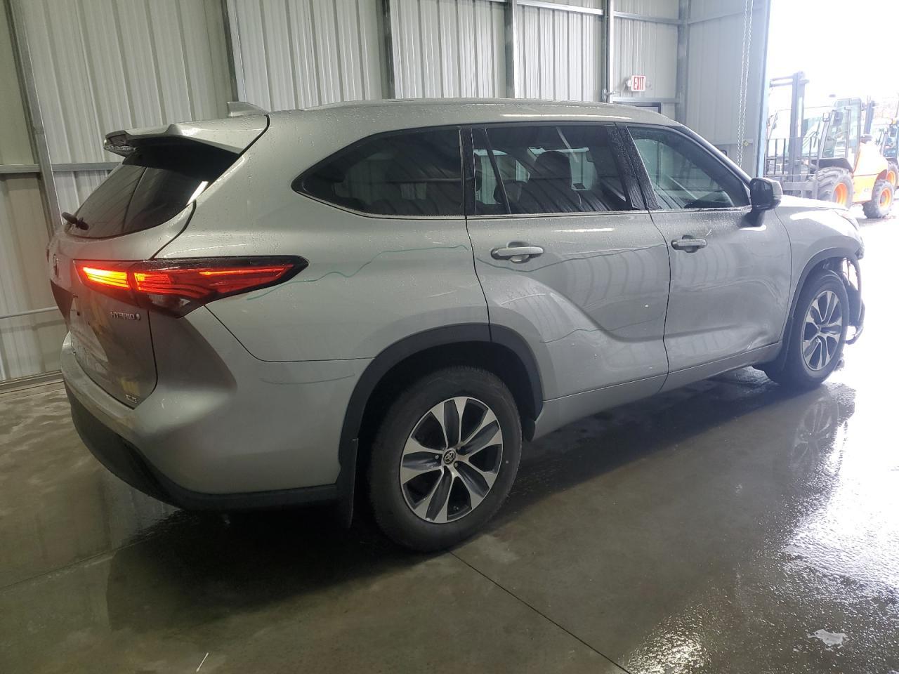 2022 Toyota Highlander - Image 3