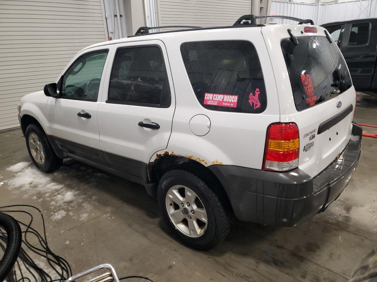 2005 Ford Escape - Image 2
