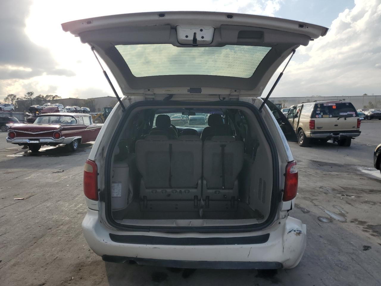 2005 Dodge Caravan - Image 6