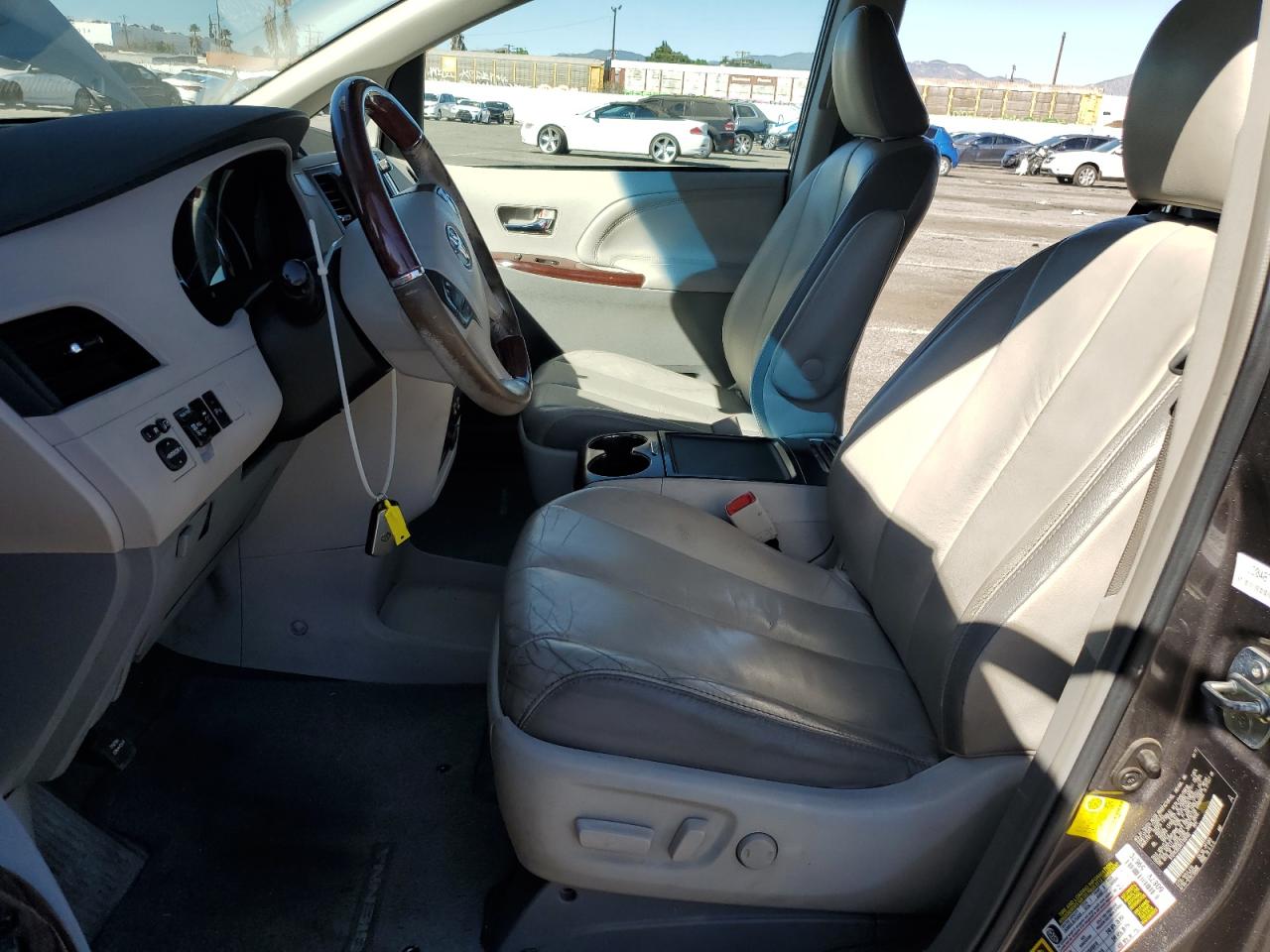 2012 Toyota Sienna - Image 7