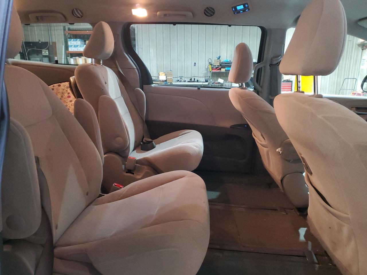 2015 Toyota Sienna - Image 11