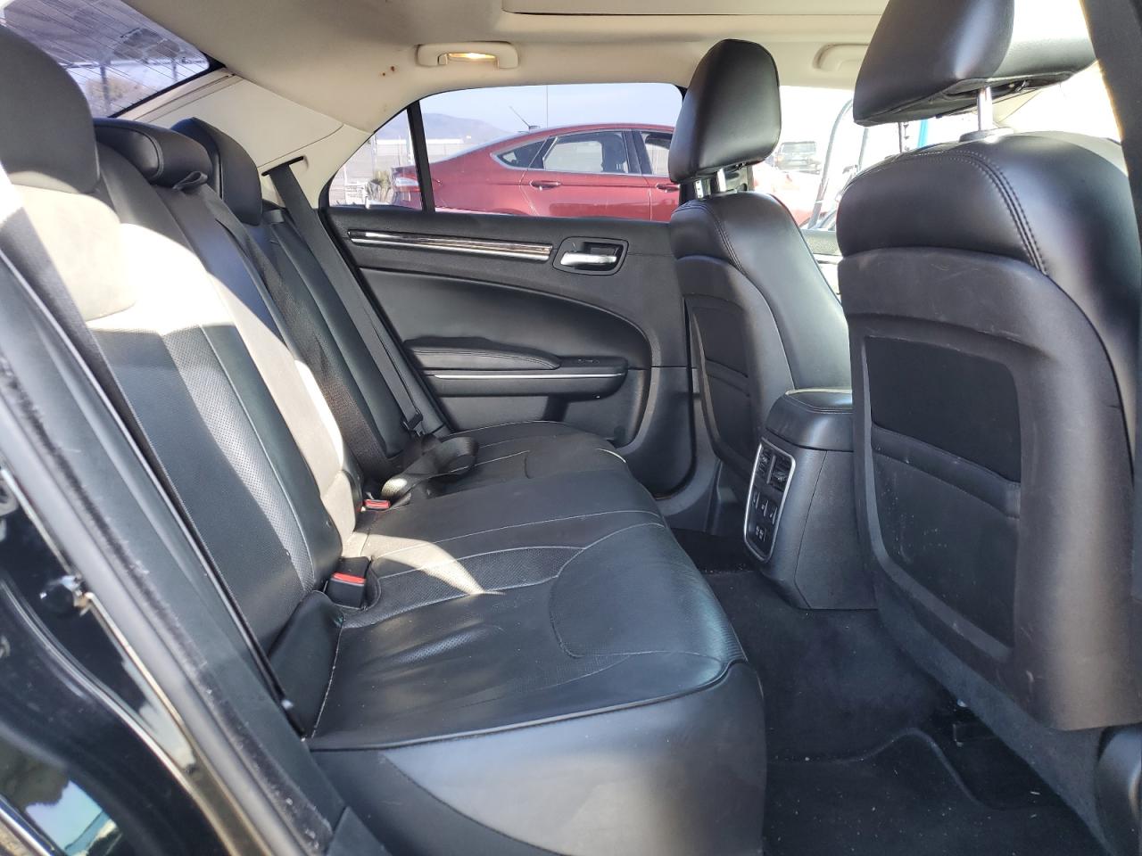 2016 Chrysler 300 - Image 10