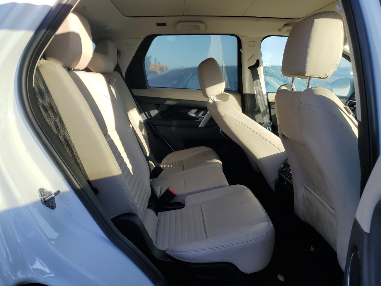2023 Land Rover Discovery - Image 11