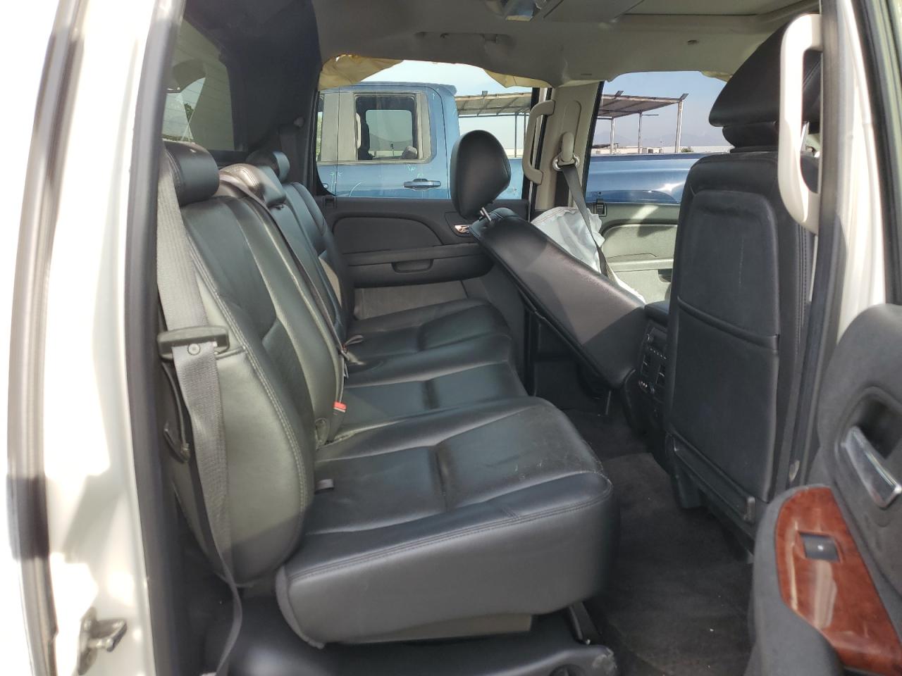 2012 Chevrolet Avalanche - Image 10