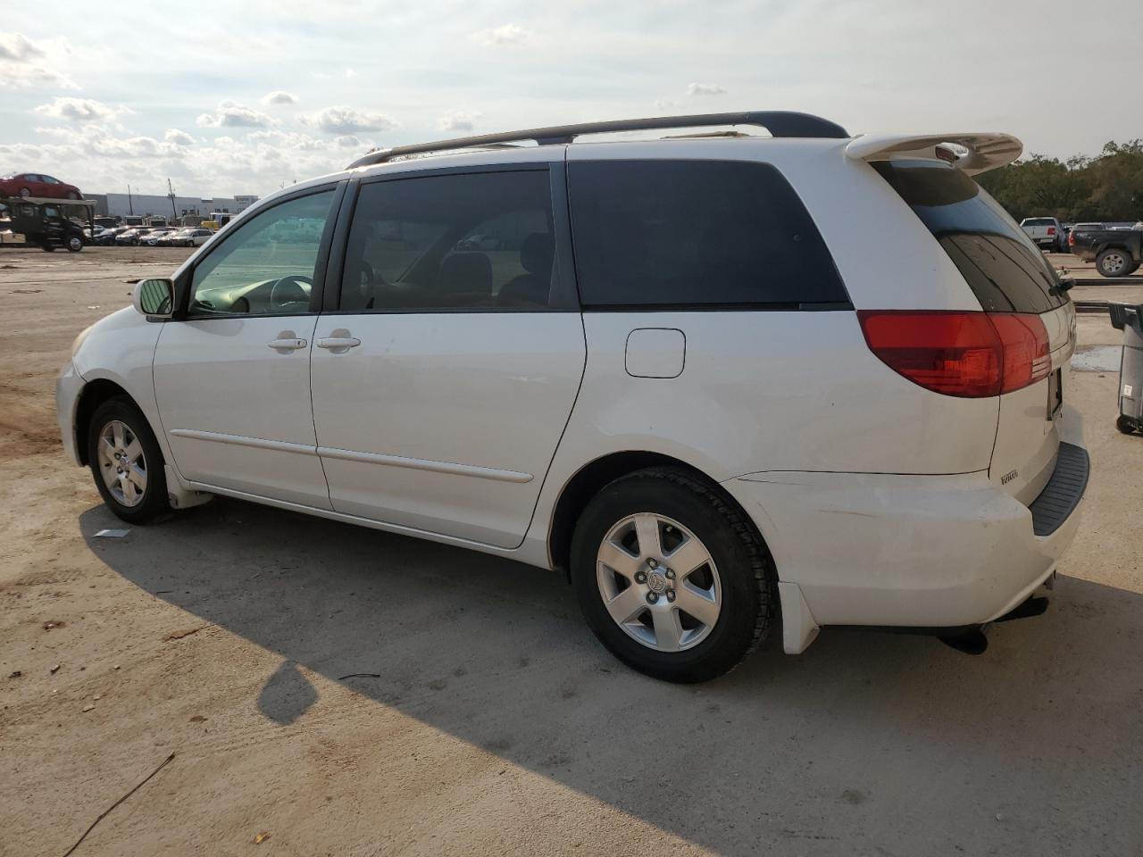 2004 Toyota Sienna - Image 2