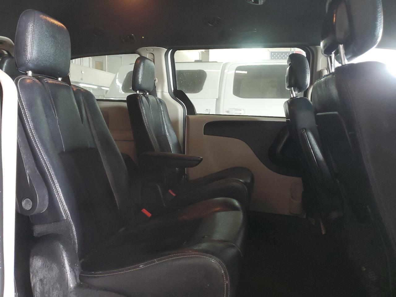 2017 Dodge Caravan - Image 11