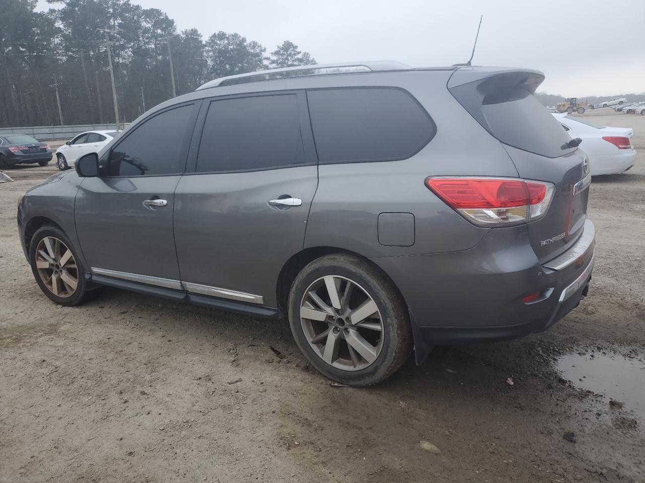 2015 Nissan Pathfinder - Image 2