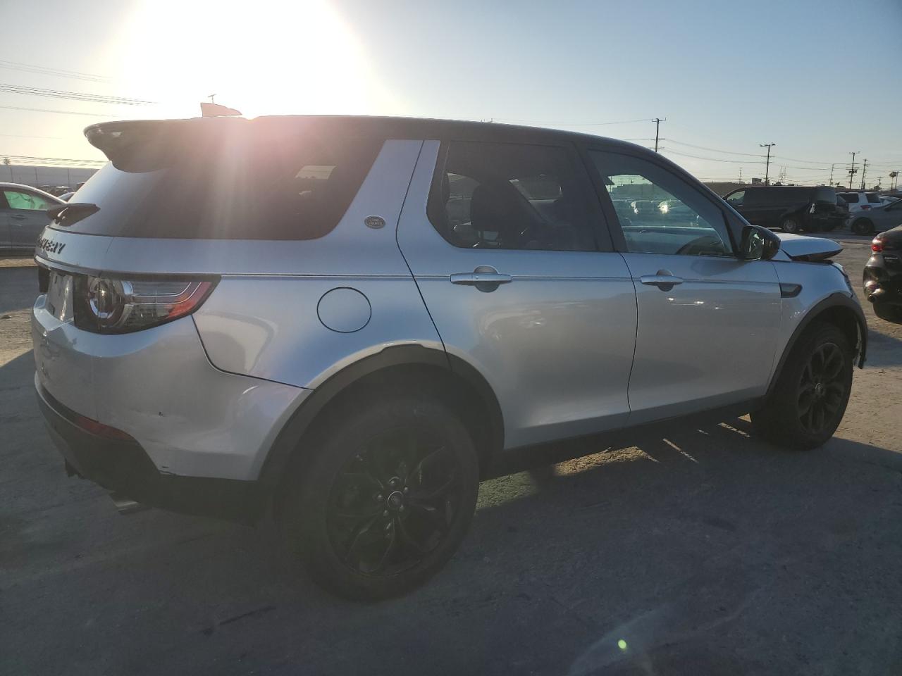 2017 Land Rover Discovery - Image 3