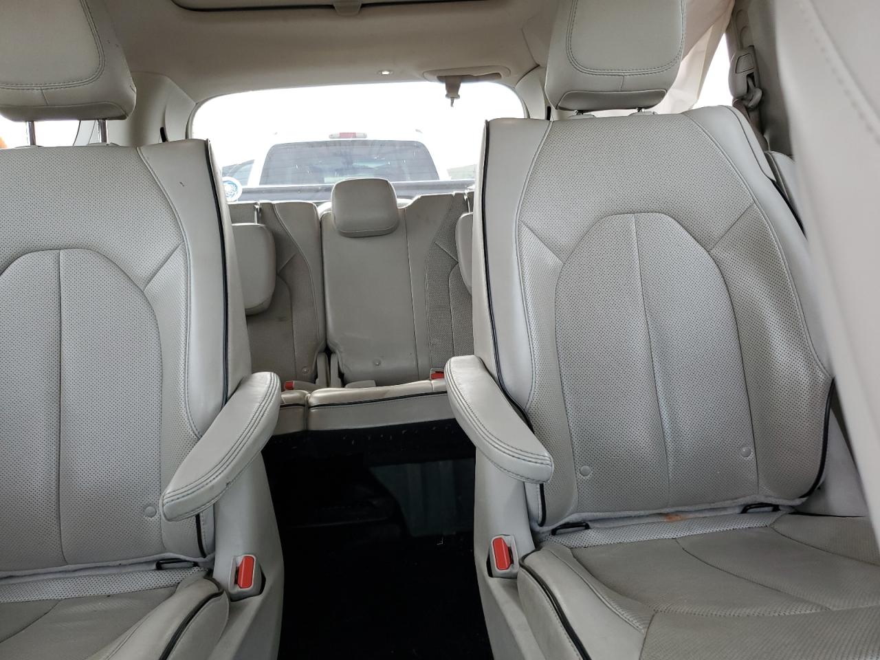 2017 Chrysler Pacifica - Image 10