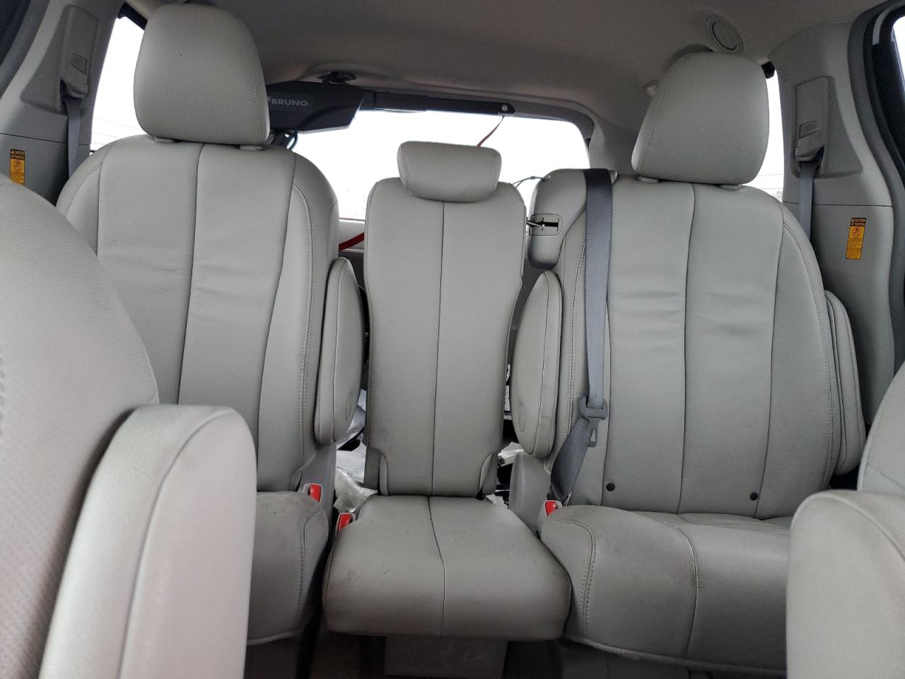 2013 Toyota Sienna - Image 10