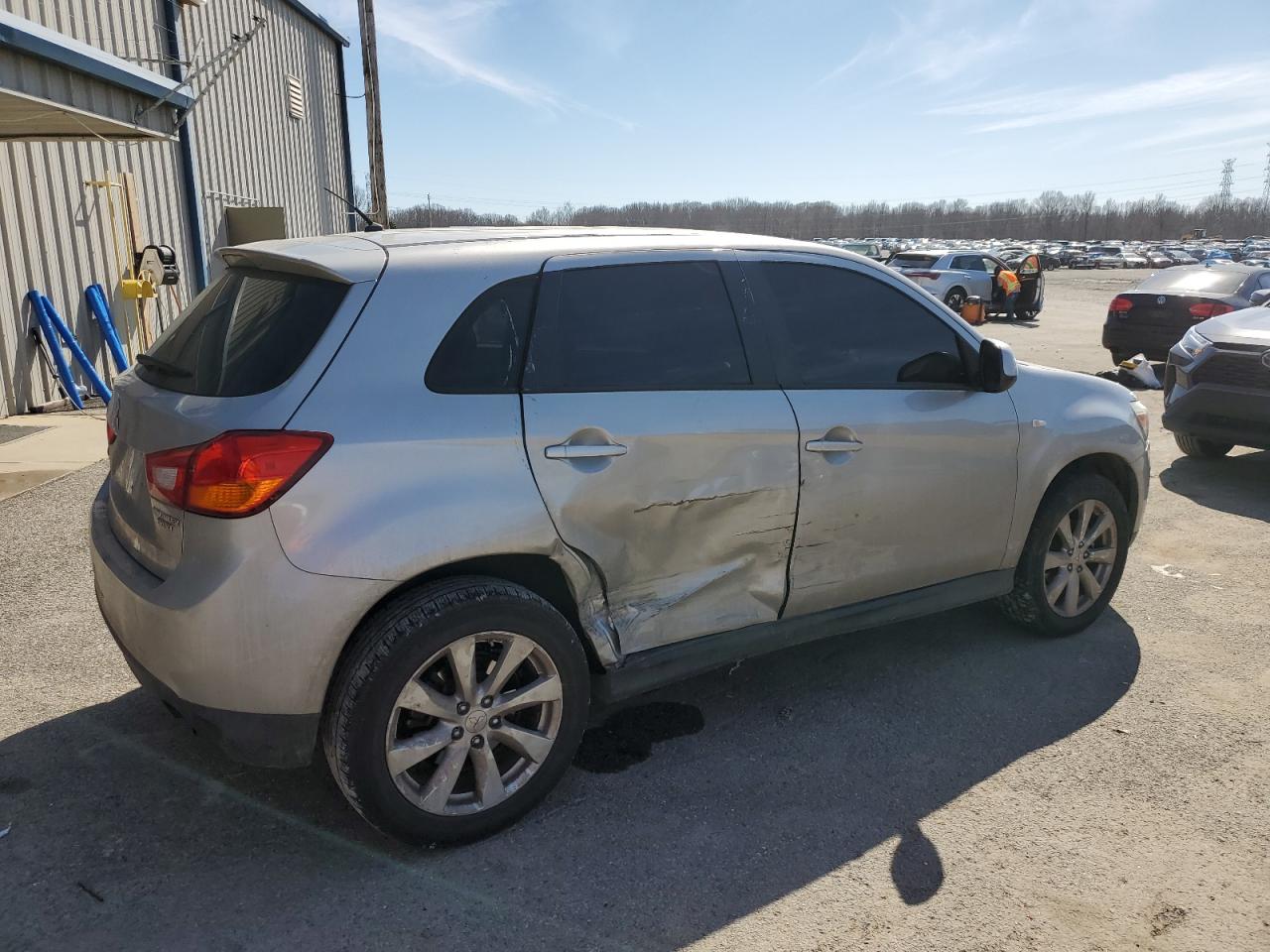 2015 Mitsubishi Outlander - Image 3